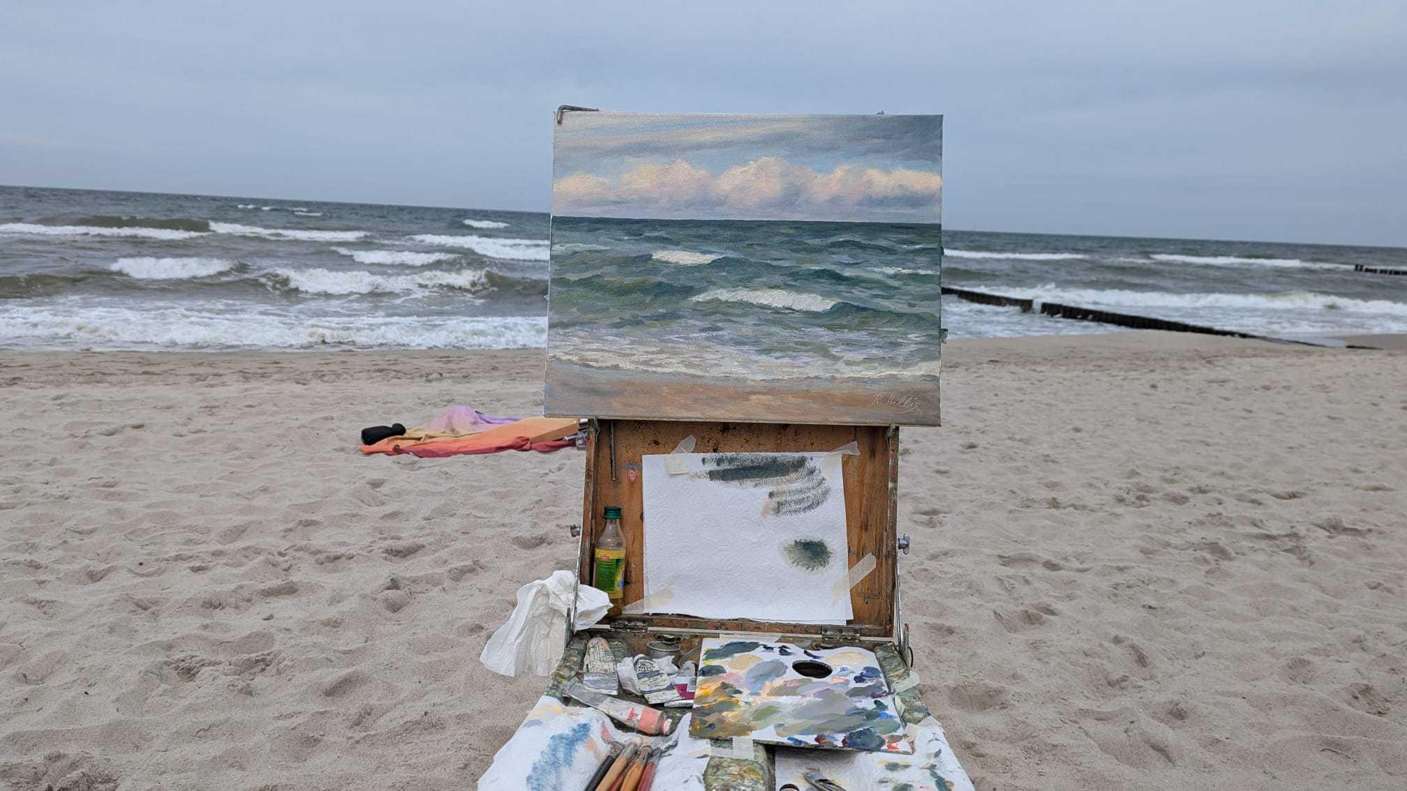Staffelei am Strand mit Ölgemälde vom Meer